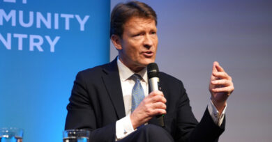 Burqa Ban Debate: Richard Tice urges a national discussion on banning full-face veils. Party chair Zia Yusuf resigns amid backlash—strong free‑speech concerns, internal strife, and what it signals for Reform UK.