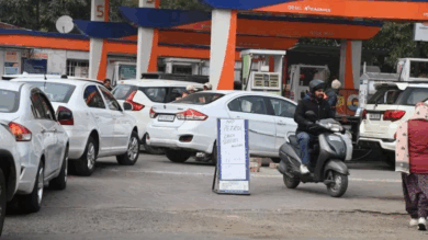 90% Petrol & diesel ban in Delhi affects 62 lakh vehicles from today, targeting top polluters to tackle 51% local emissions—find out what this means for commuters. Keywords: petrol diesel ban, Delhi vehicle pollution, petrol diesel restriction, Delhi emission control, vehicle pollution Delhi.