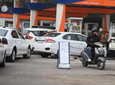 90% Petrol & diesel ban in Delhi affects 62 lakh vehicles from today, targeting top polluters to tackle 51% local emissions—find out what this means for commuters. Keywords: petrol diesel ban, Delhi vehicle pollution, petrol diesel restriction, Delhi emission control, vehicle pollution Delhi.