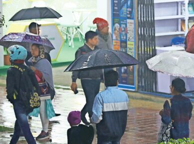 Maharashtra weather alert 2025 brings a school holiday in Palghar due to intense rainfall warnings. While students get time off, school staff must aid local disaster management teams in crucial operations.