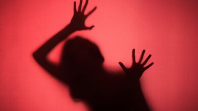 Fake Delivery Agent Rape in Pune – A terrifying incident shook Pune’s Kondhwa area when a man posing as a courier delivery agent raped a 22‑year‑old IT professional inside her apartment, leaving threats on her phone. Probe and CCTV search underway. (focus keyword used)