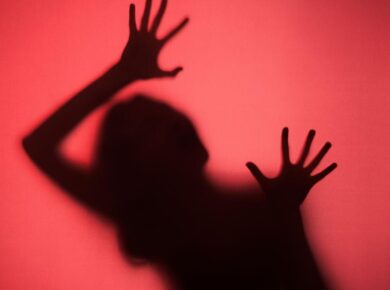 Fake Delivery Agent Rape in Pune – A terrifying incident shook Pune’s Kondhwa area when a man posing as a courier delivery agent raped a 22‑year‑old IT professional inside her apartment, leaving threats on her phone. Probe and CCTV search underway. (focus keyword used)