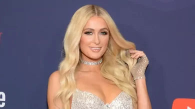 Paris Hilton Awkward Cue‑Card Moment at VMAs Stirs Reactions Paris Hilton fumbles cue‑card