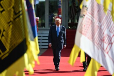 Trump Returns to Deepening Duel of Pain as Government Shutdown Crisis Escalates