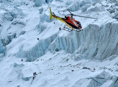 “Everest blizzard stranded trekkers”Everest Blizzard Stranded Trekkers Rescue Underway in Tibet