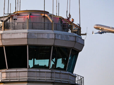 US Flight Delays Intensify Amid Government Shutdown Crisis Air Traffic Controllers Work Without Pay