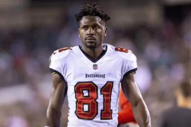 Antonio Brown Former NFL Star Antonio Brown Held by U.S. Authorities After Miami Event Shooting
