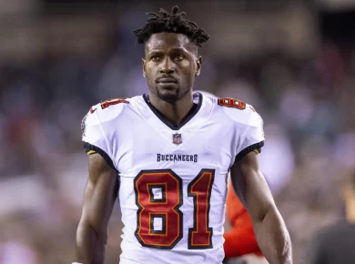 Antonio Brown Former NFL Star Antonio Brown Held by U.S. Authorities After Miami Event Shooting