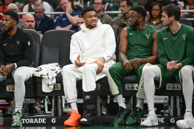 Giannis Antetokounmpo Groin Bucks Star Exits Loss and Awaits MRI After Left Groin Injury