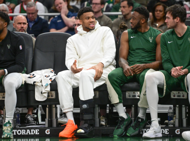 Giannis Antetokounmpo Groin Bucks Star Exits Loss and Awaits MRI After Left Groin Injury
