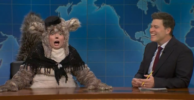 A Drunk Raccoon Tries to Hook Up With Colin Jost – Wild SNL ‘Weekend Update’ Moment | Drunk Raccoon SNL