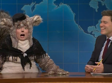 A Drunk Raccoon Tries to Hook Up With Colin Jost – Wild SNL ‘Weekend Update’ Moment | Drunk Raccoon SNL