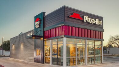 Pizza Hut Store Closures: Hundreds of U.S. Locations Shut as Yum! Brands Reviews Strategy